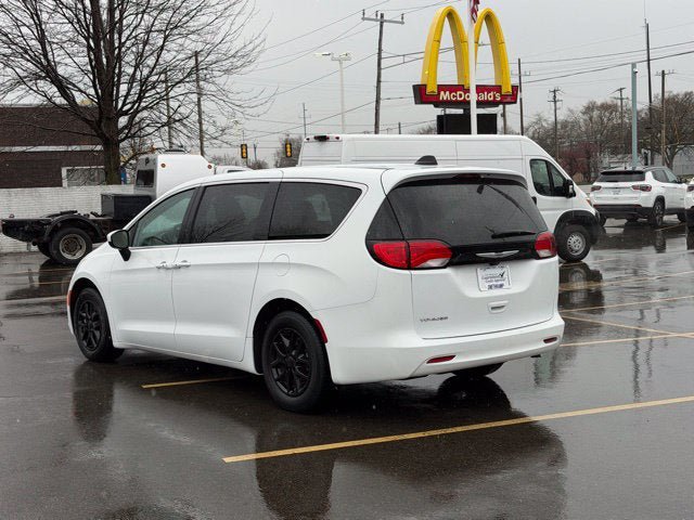Certified 2023 Chrysler Voyager LX FWD image 3