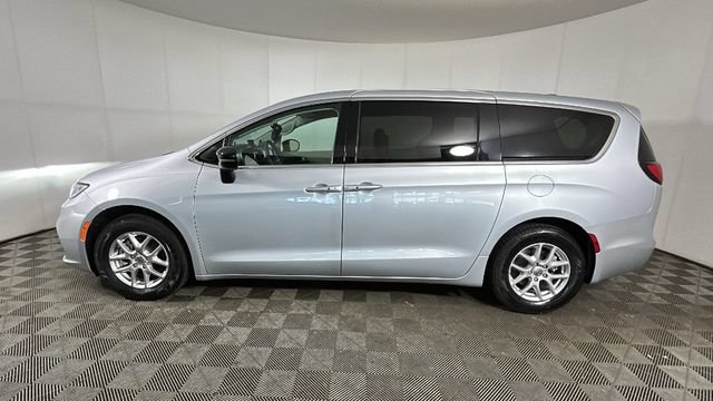 Used 2024 Chrysler Pacifica Touring-L FWD image 5