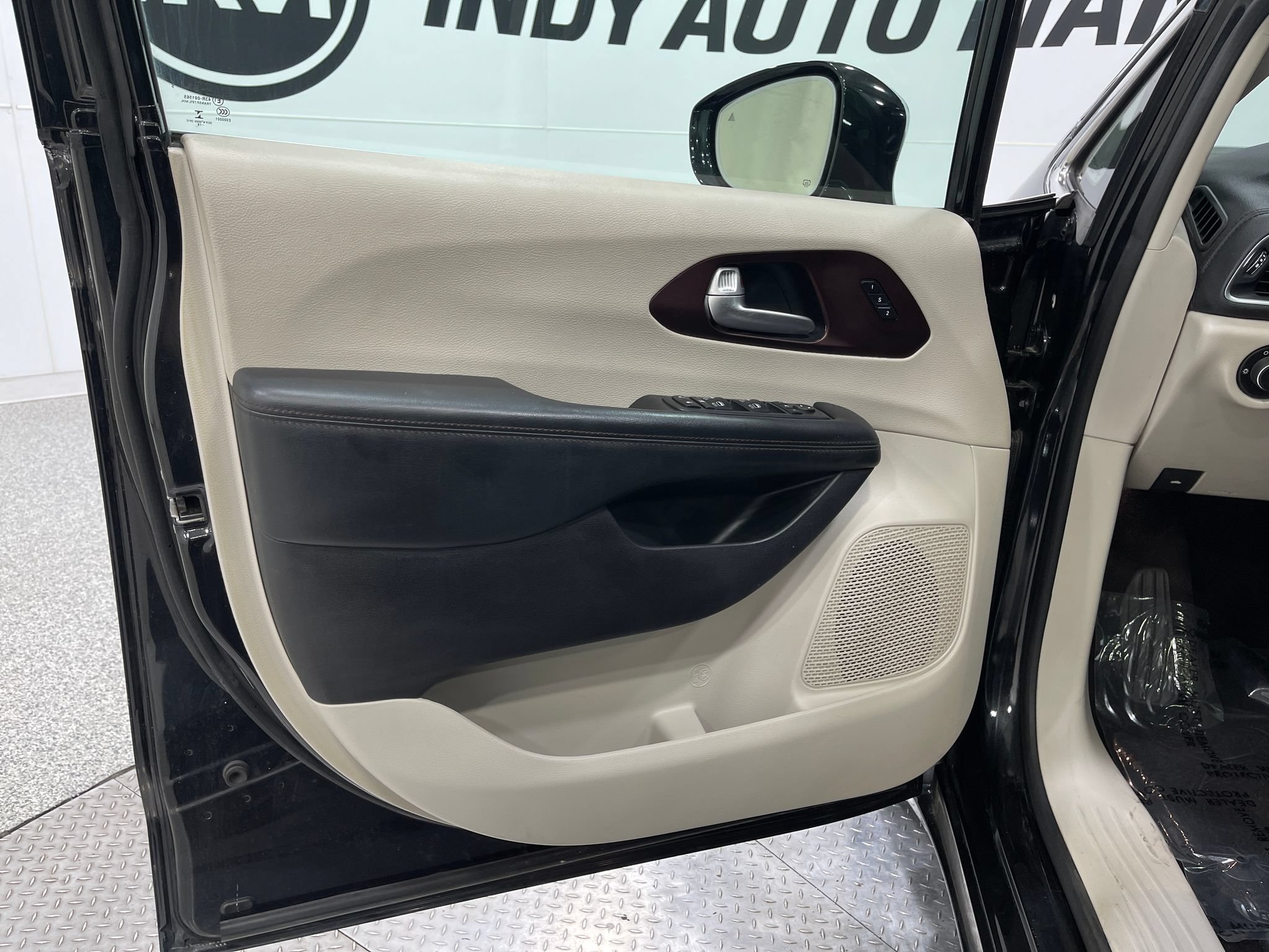 Used 2019 Chrysler Pacifica Limited FWD image 14