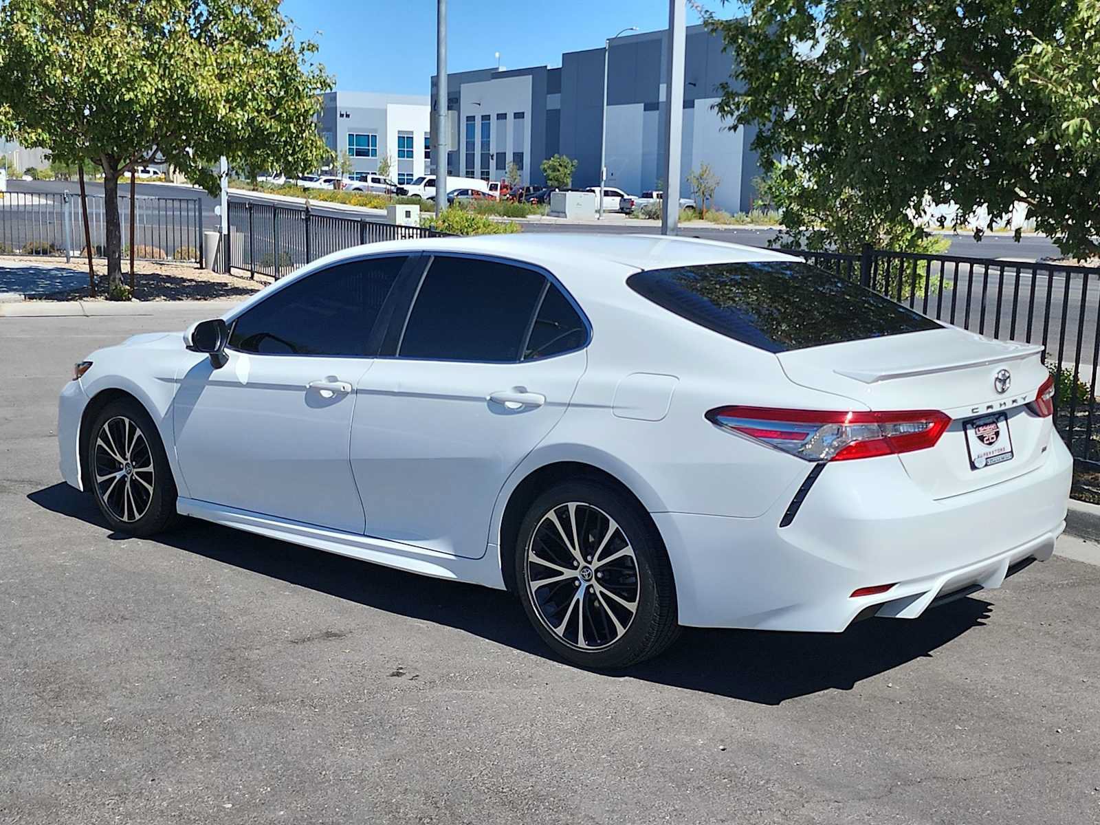Used 2018 Toyota Camry SE w/ Moonroof Package FWD image 6