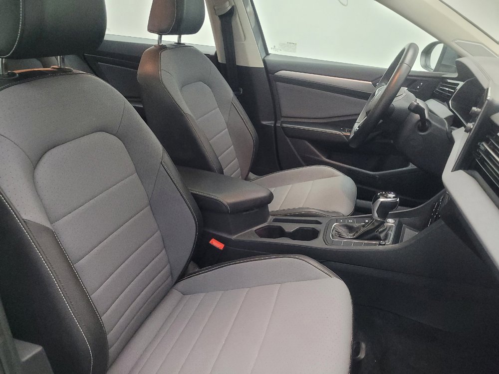 Used 2025 Volkswagen Jetta SE FWD image 21