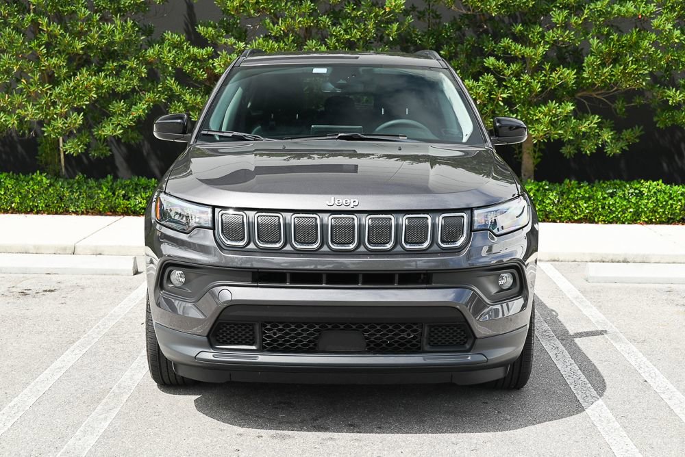 Used 2022 Jeep Compass Latitude image 2