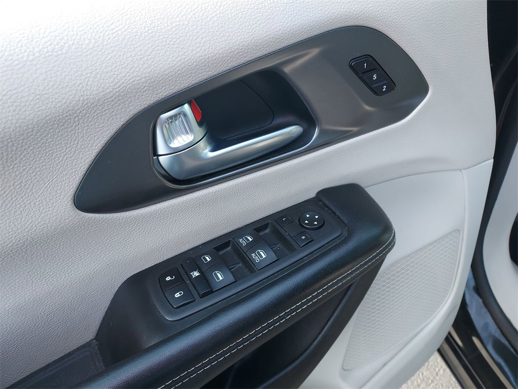 Used 2022 Chrysler Pacifica Touring-L image 19