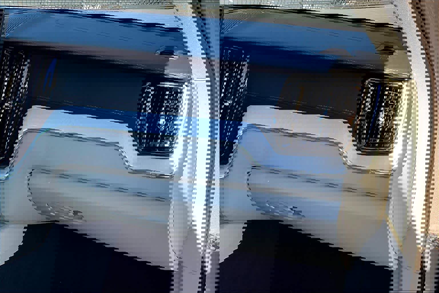 New 2026 Volvo XC60 T8 Ultra w/ Protection Package Premier image 28