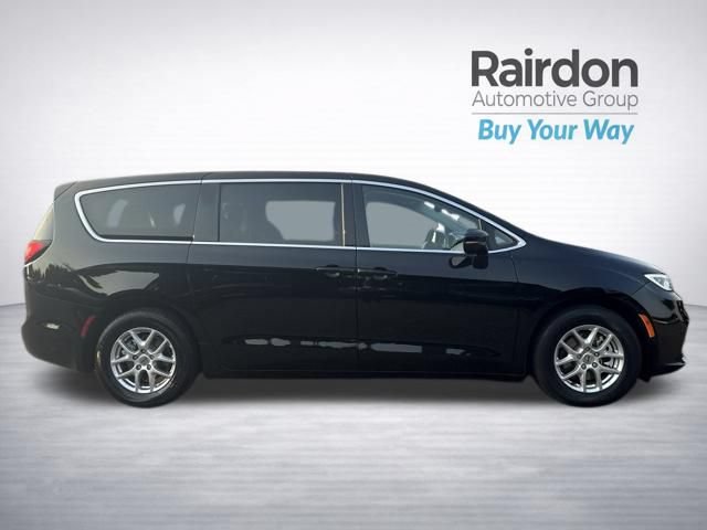 Used 2024 Chrysler Pacifica Touring-L FWD image 8