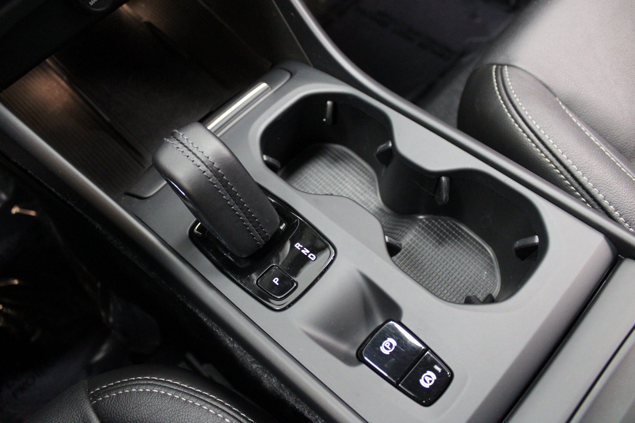 Used 2021 Volvo XC40 T5 Momentum image 40