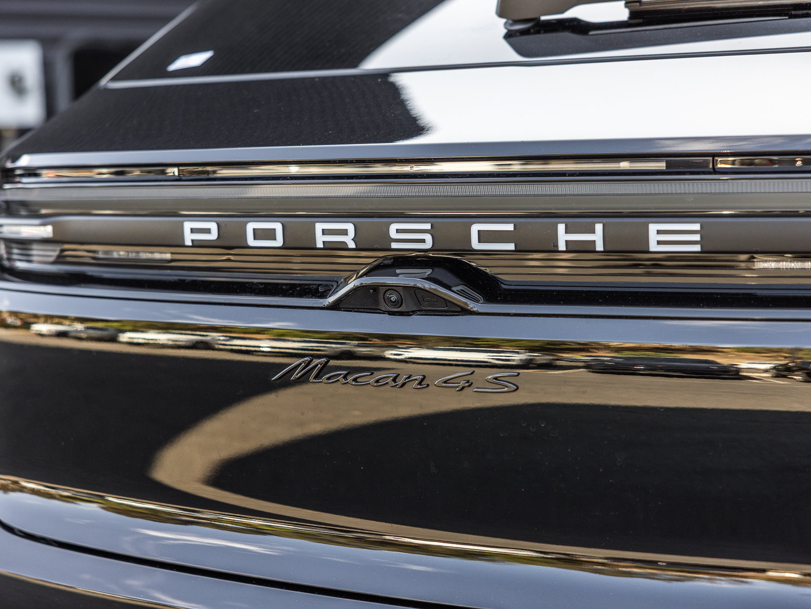 Certified 2025 Porsche Macan 4S Electric AWD/4WD image 29