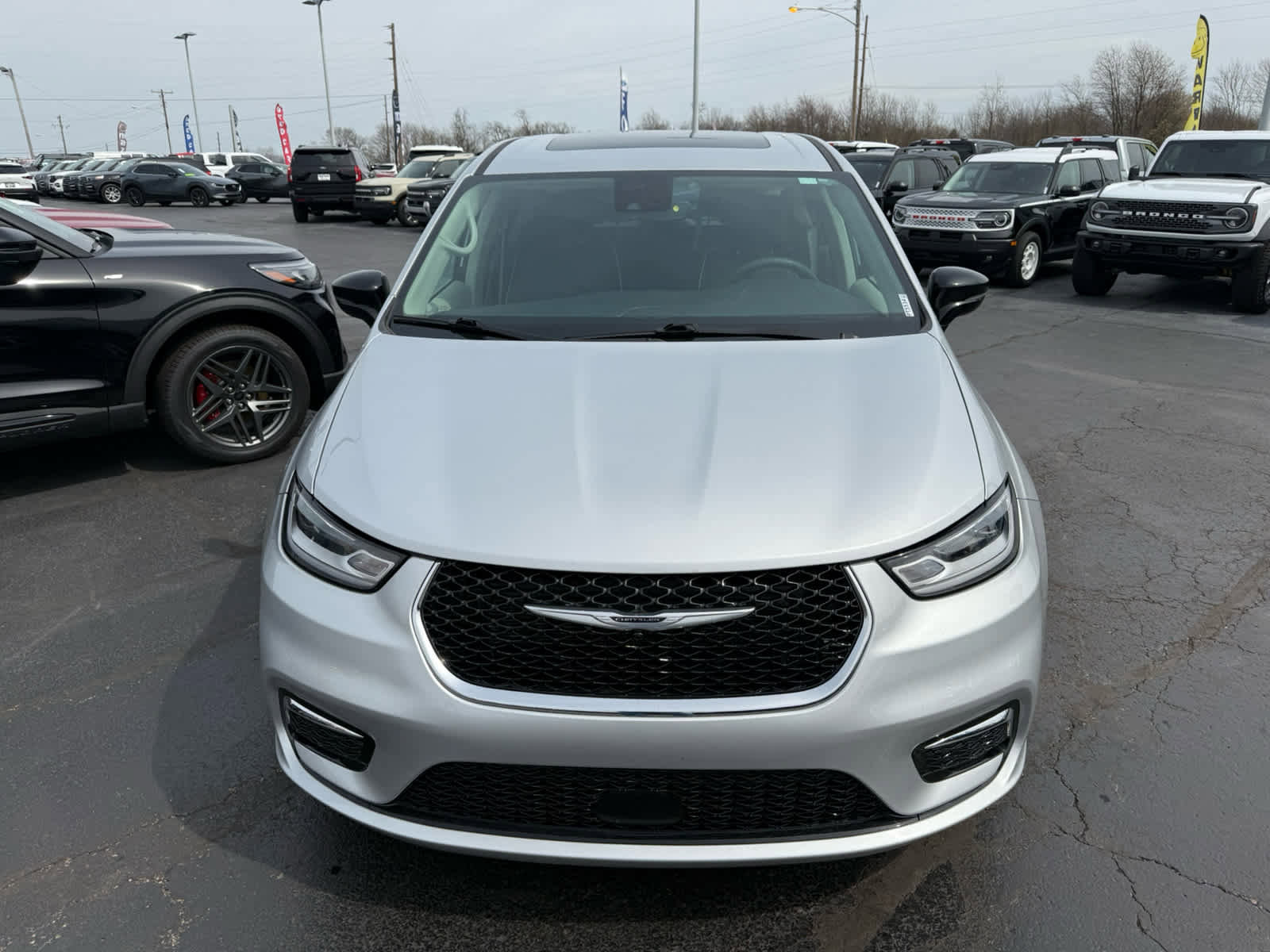 Used 2024 Chrysler Pacifica Limited FWD image 23