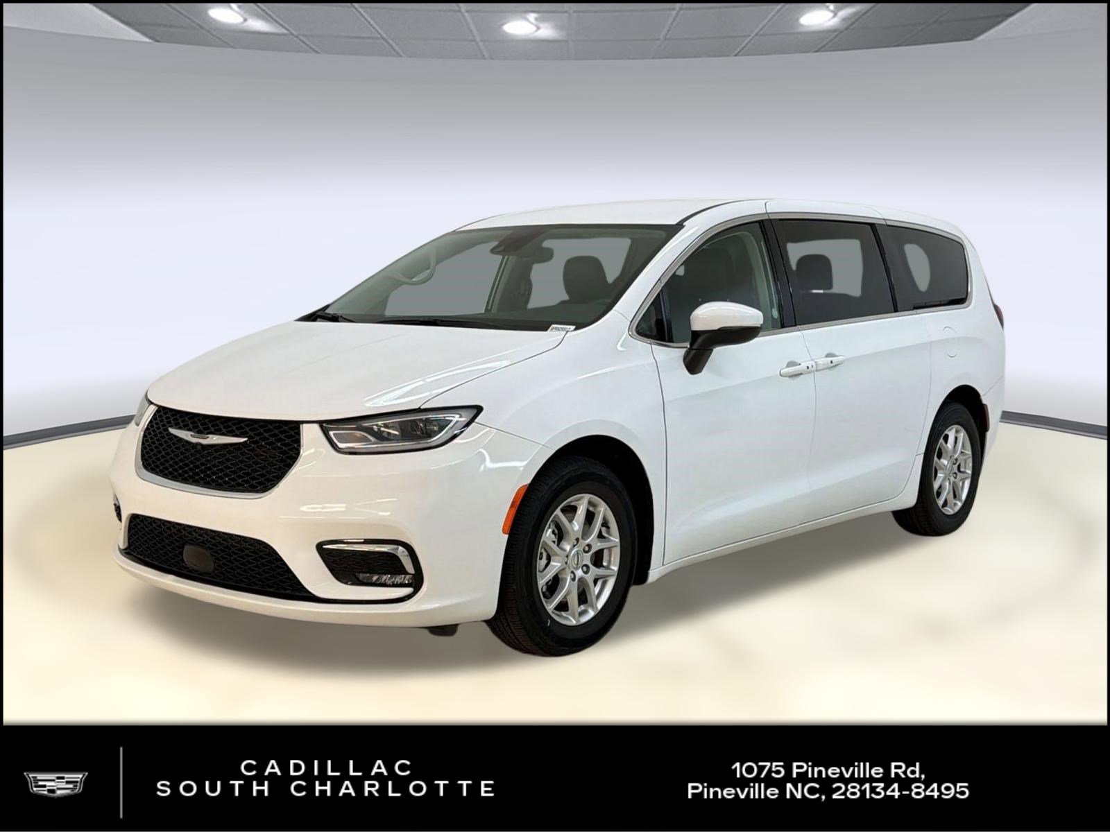 Used 2023 Chrysler Pacifica Touring-L FWD image 1