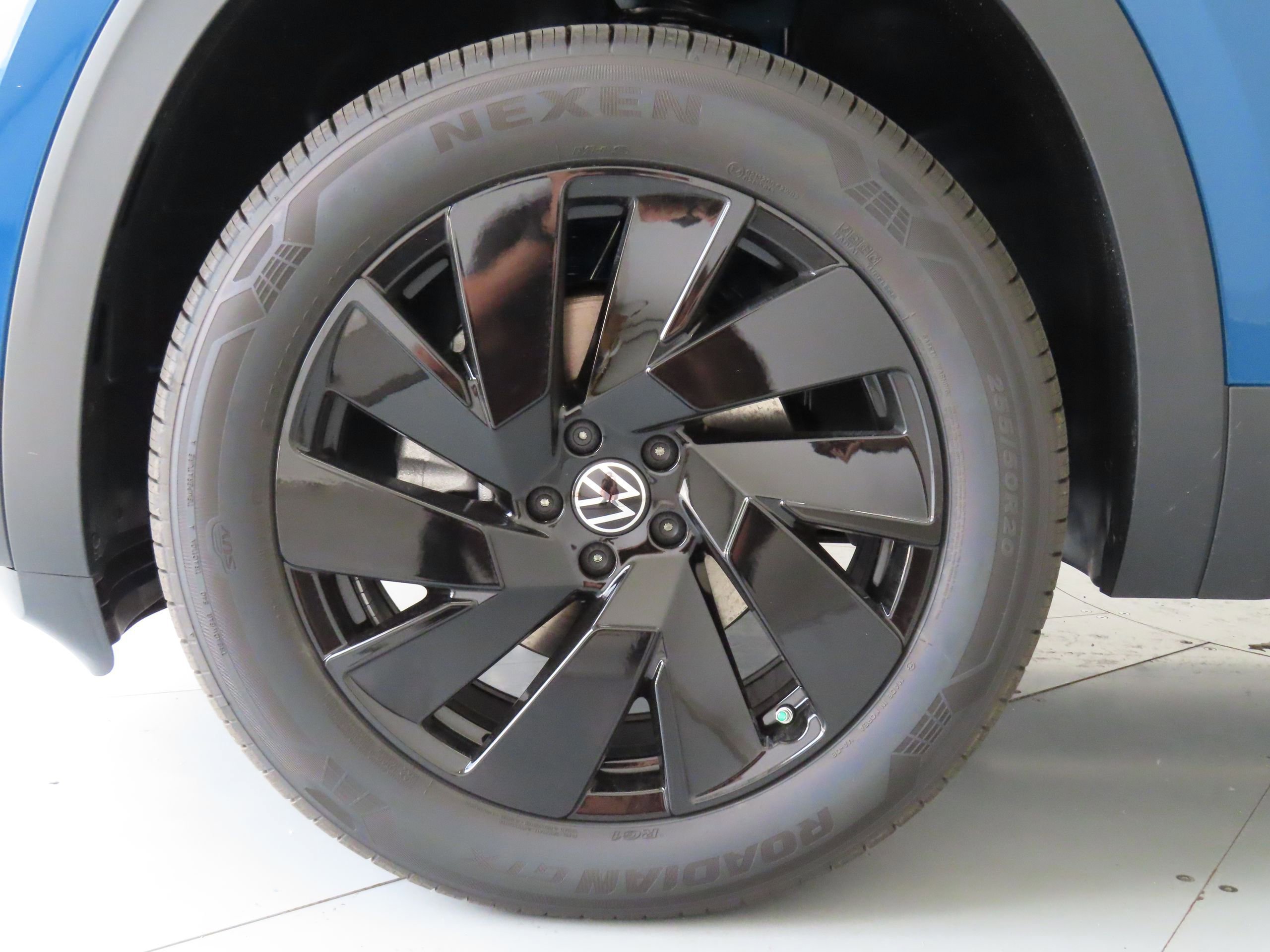 New 2025 Volkswagen Atlas SE FWD image 29