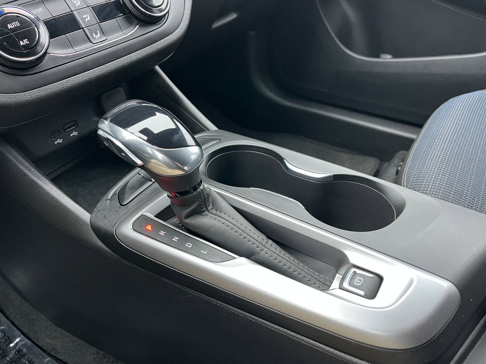 Used 2025 Buick Envista Preferred image 40