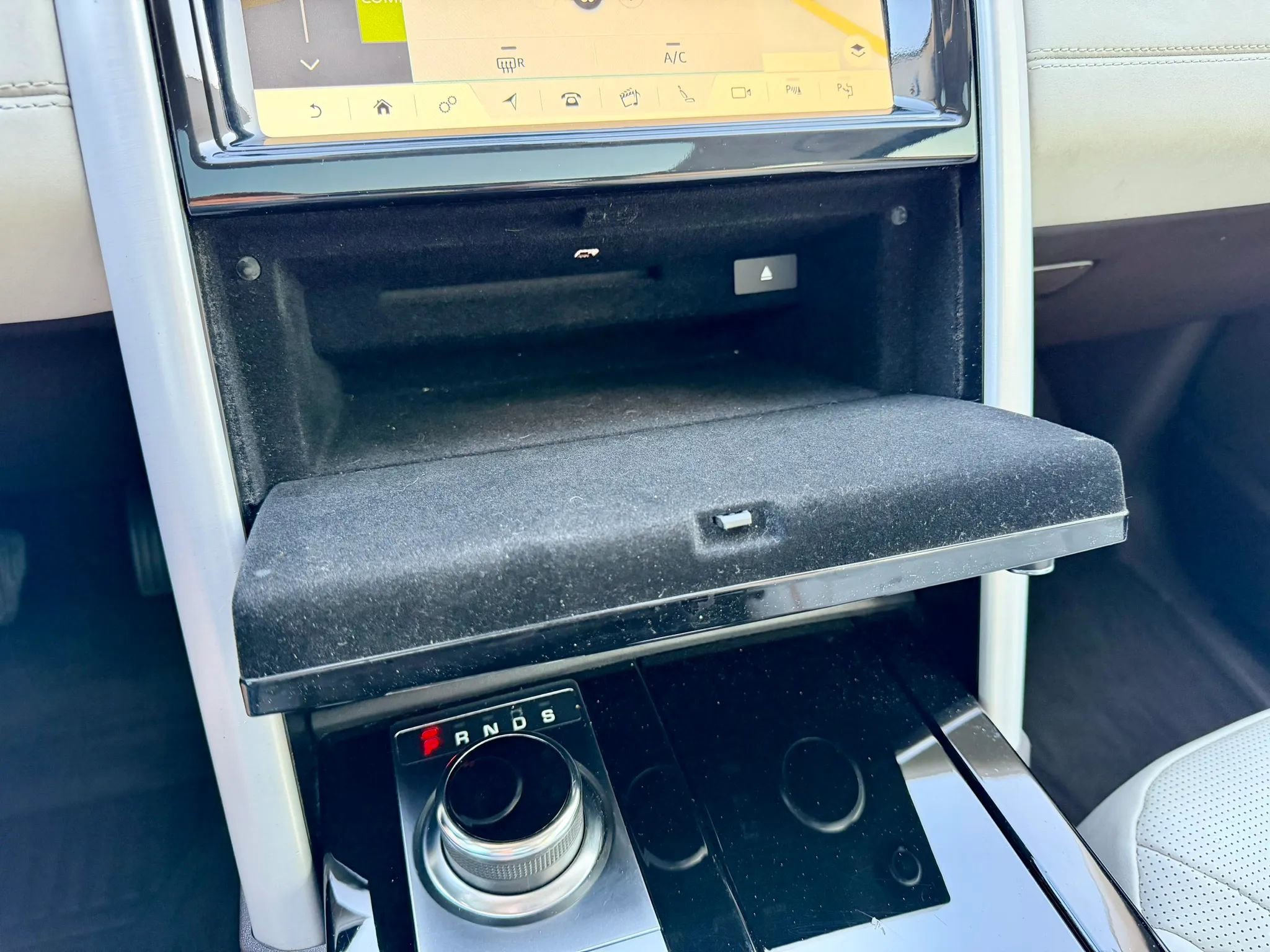 Used 2019 Land Rover Discovery HSE AWD/4WD image 36