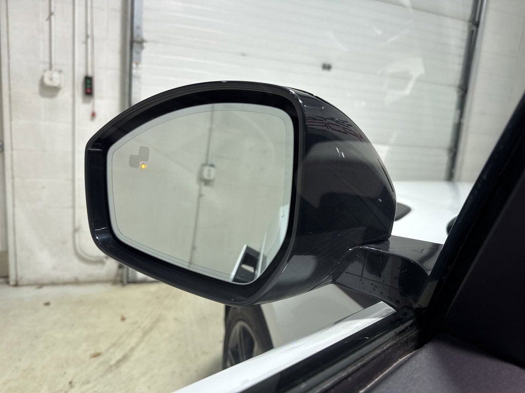 Used 2023 Land Rover Range Rover Velar R-Dynamic S image 13