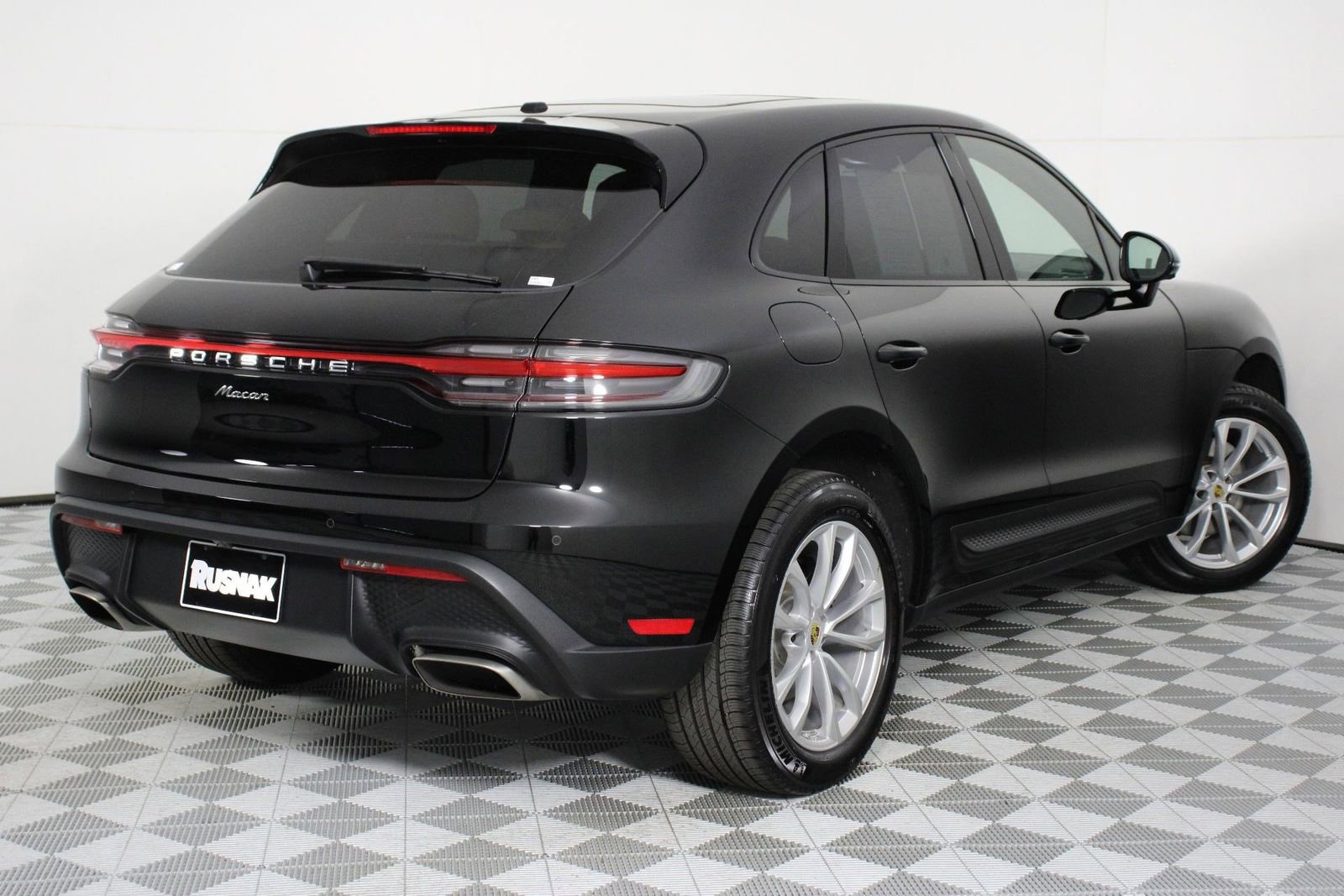 Certified 2025 Porsche Macan image 7