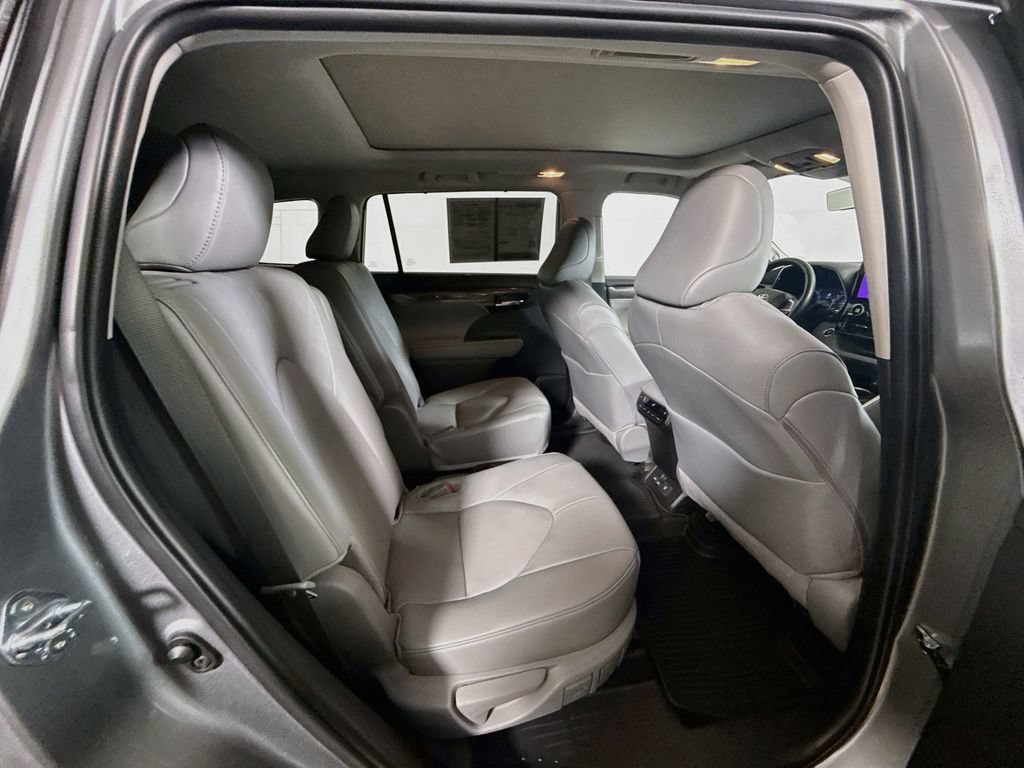 Certified 2025 Toyota Highlander Platinum AWD/4WD image 28