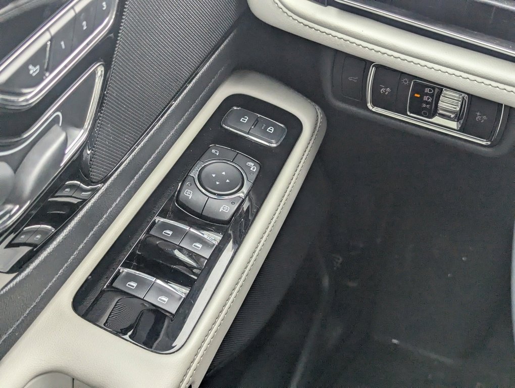 Used 2025 Lincoln Aviator AWD w/ Equipment Group 101A image 32