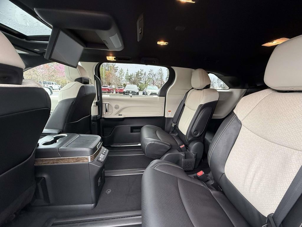 Used 2026 Toyota Sienna Platinum image 20