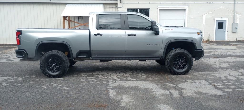 Used 2024 Chevrolet Silverado 2500 ZR2 w/ Technology Package image 9