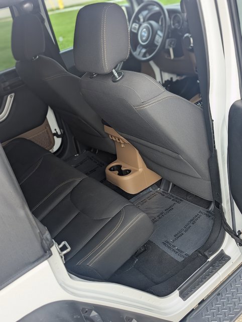 Used 2016 Jeep Wrangler Unlimited Sahara w/ Connectivity Group image 6