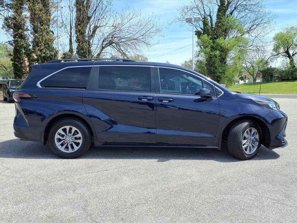 Used 2024 Toyota Sienna LE FWD image 3