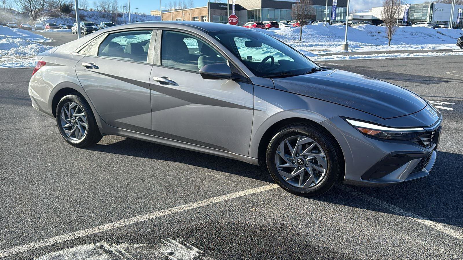 Used 2024 Hyundai Elantra SEL image 2