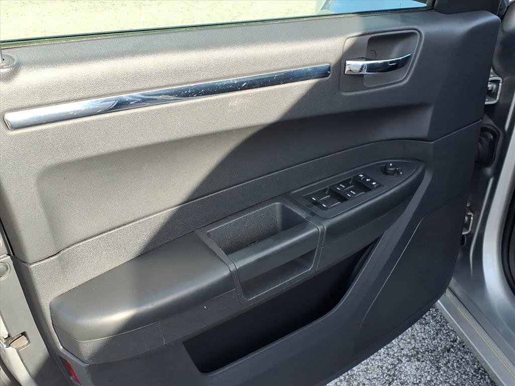 Used 2010 Chrysler 300 Touring w/ Comfort/Convenience Group image 6