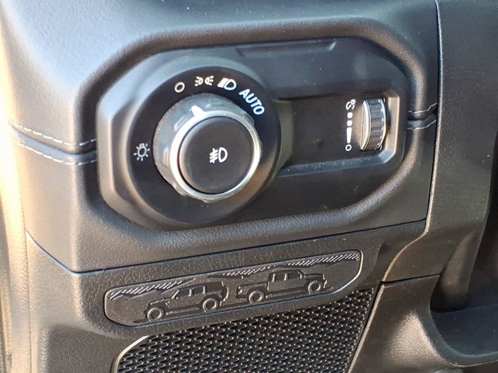 Used 2024 Jeep Wrangler Unlimited Rubicon AWD/4WD image 5