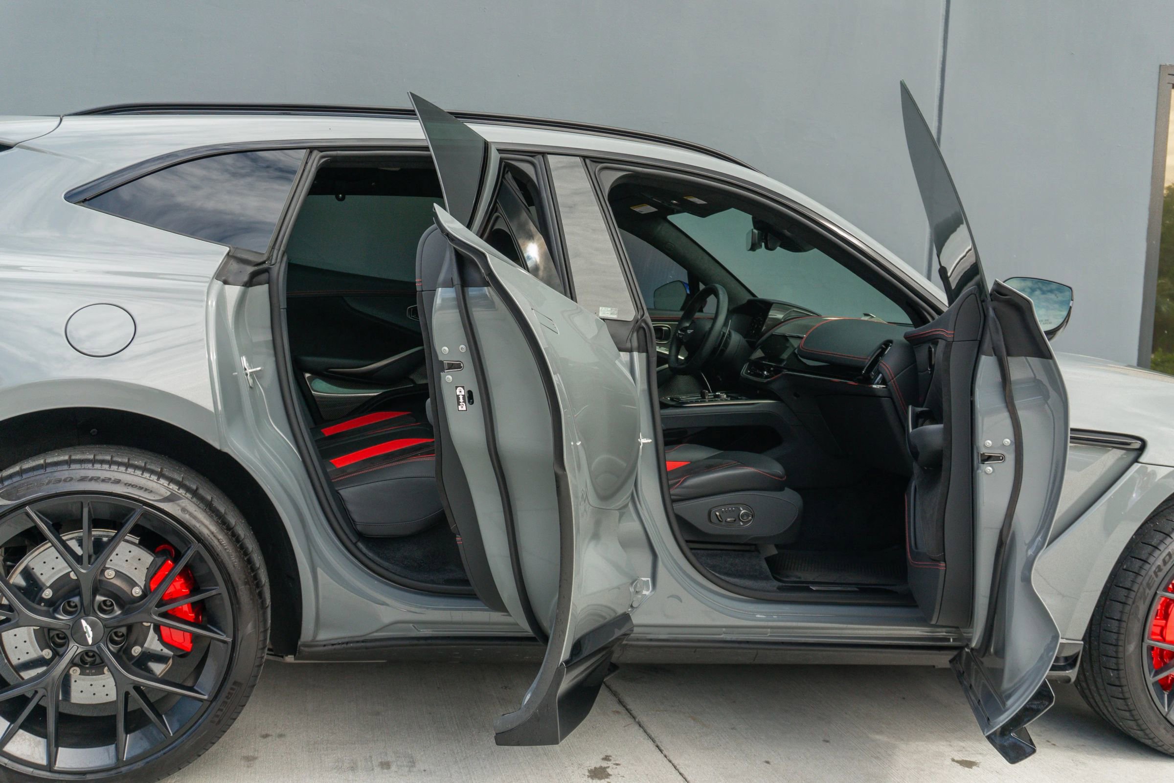 Used 2025 Aston Martin DBX 707 image 57