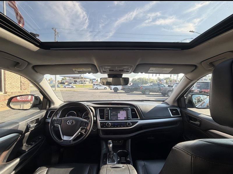 Used 2019 Toyota Highlander XLE FWD image 14