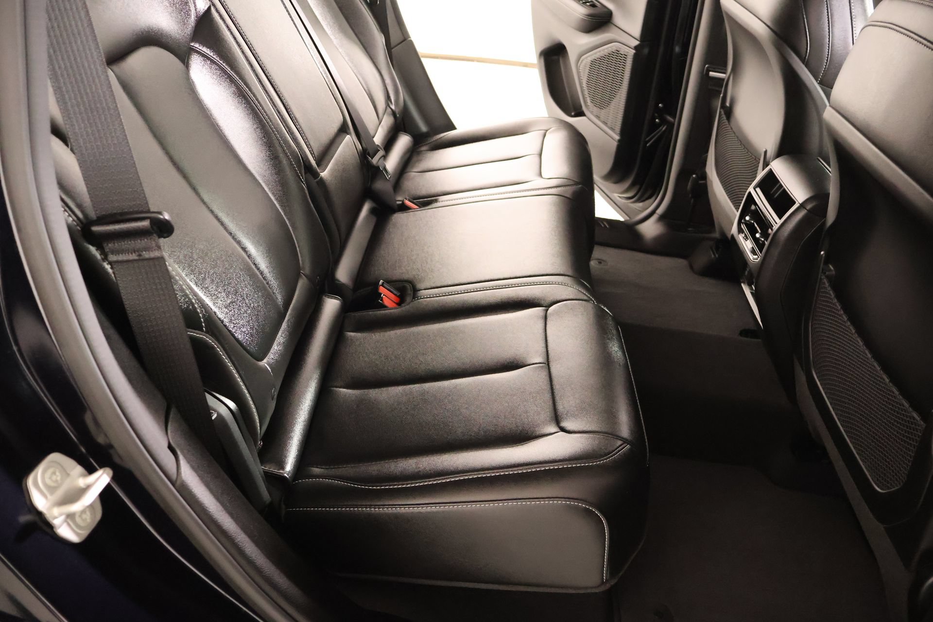 Used 2024 Jeep Grand Cherokee Limited w/ Black Appearance Package RWD image 15