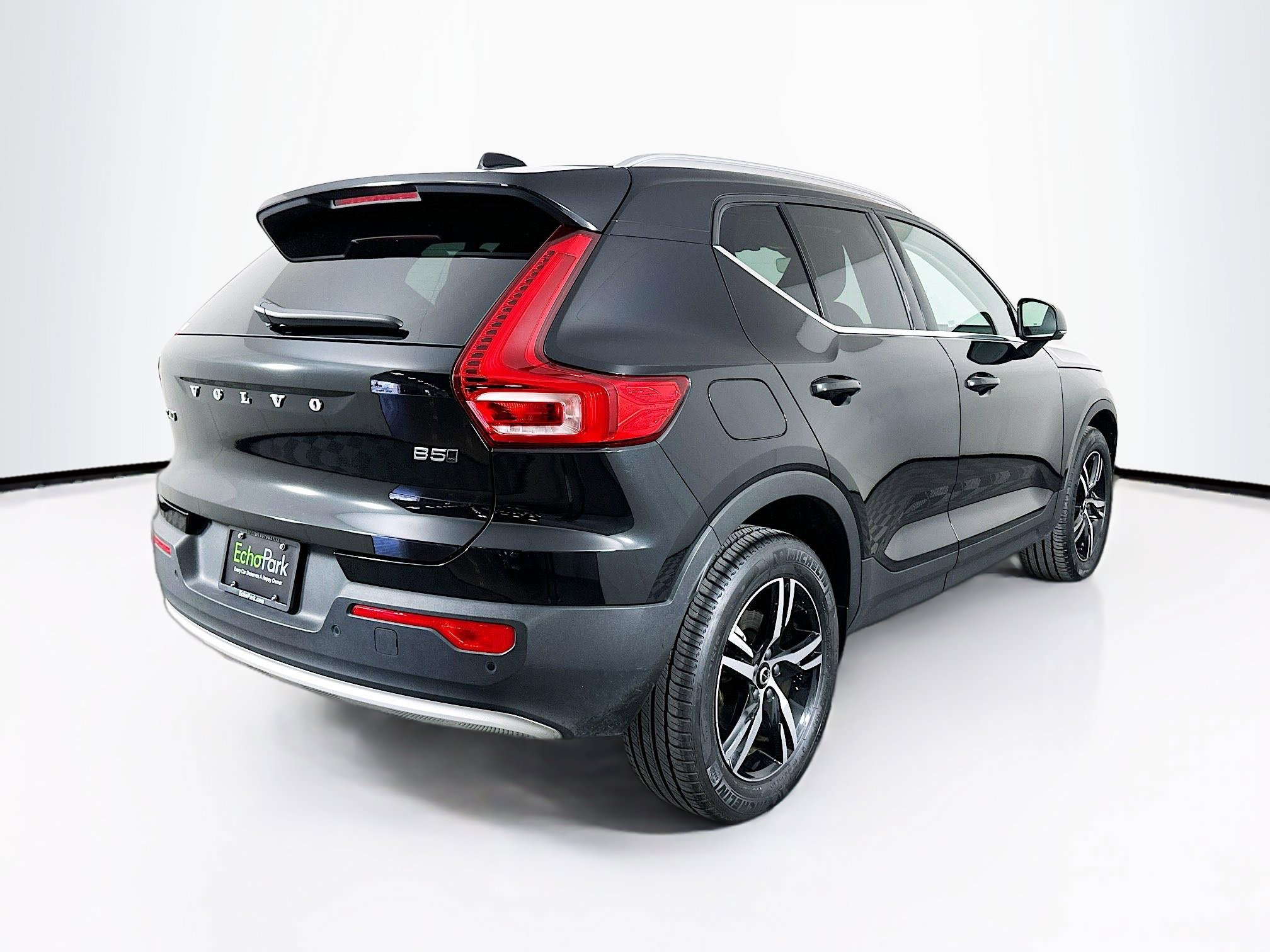 Used 2025 Volvo XC40 B5 Core image 9