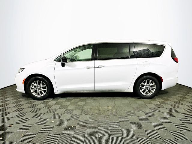 Used 2024 Chrysler Pacifica Touring-L image 5