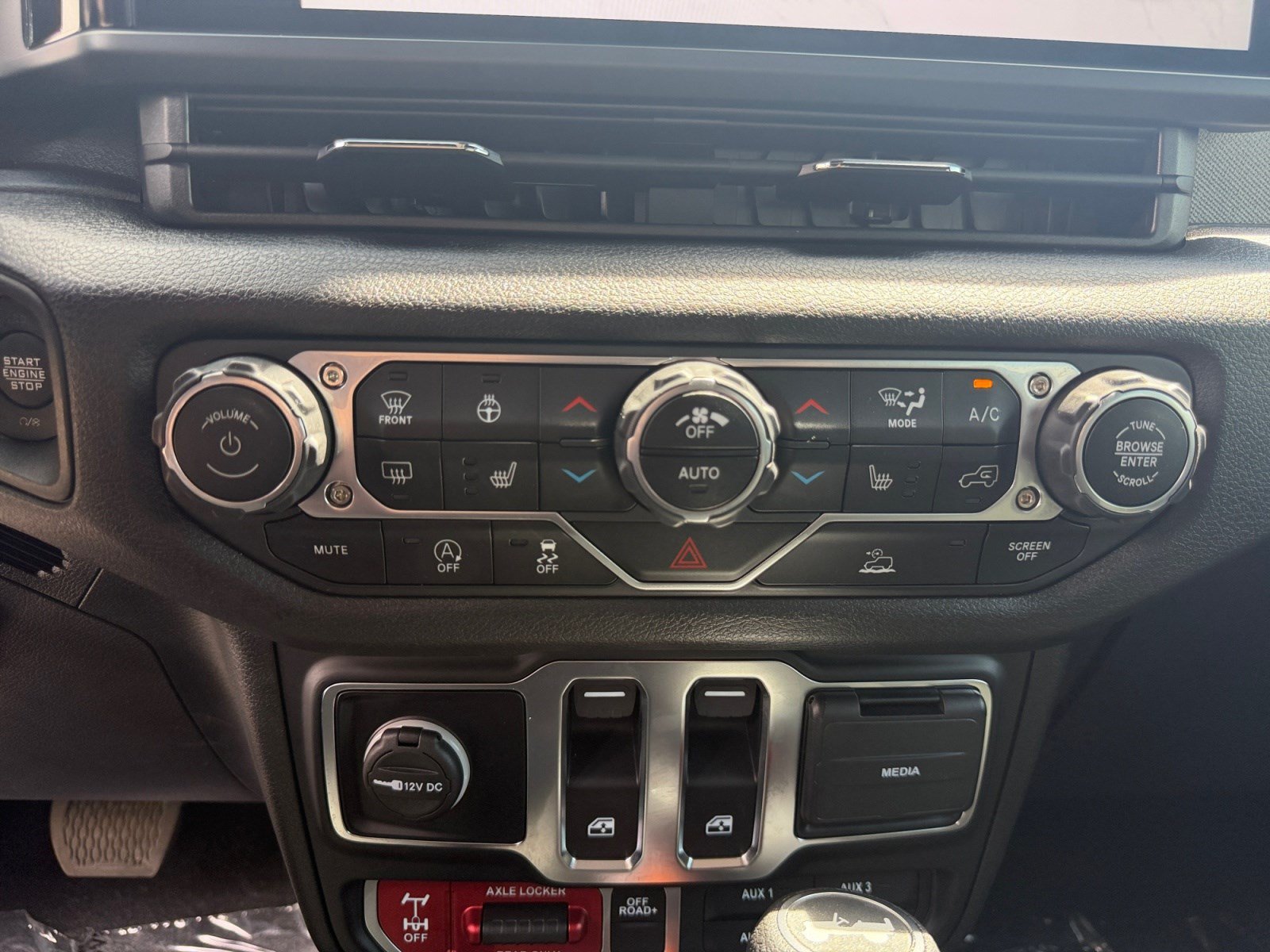 Used 2025 Jeep Wrangler Sport AWD/4WD image 12