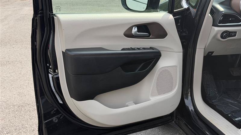 Used 2018 Chrysler Pacifica Touring-L FWD image 21