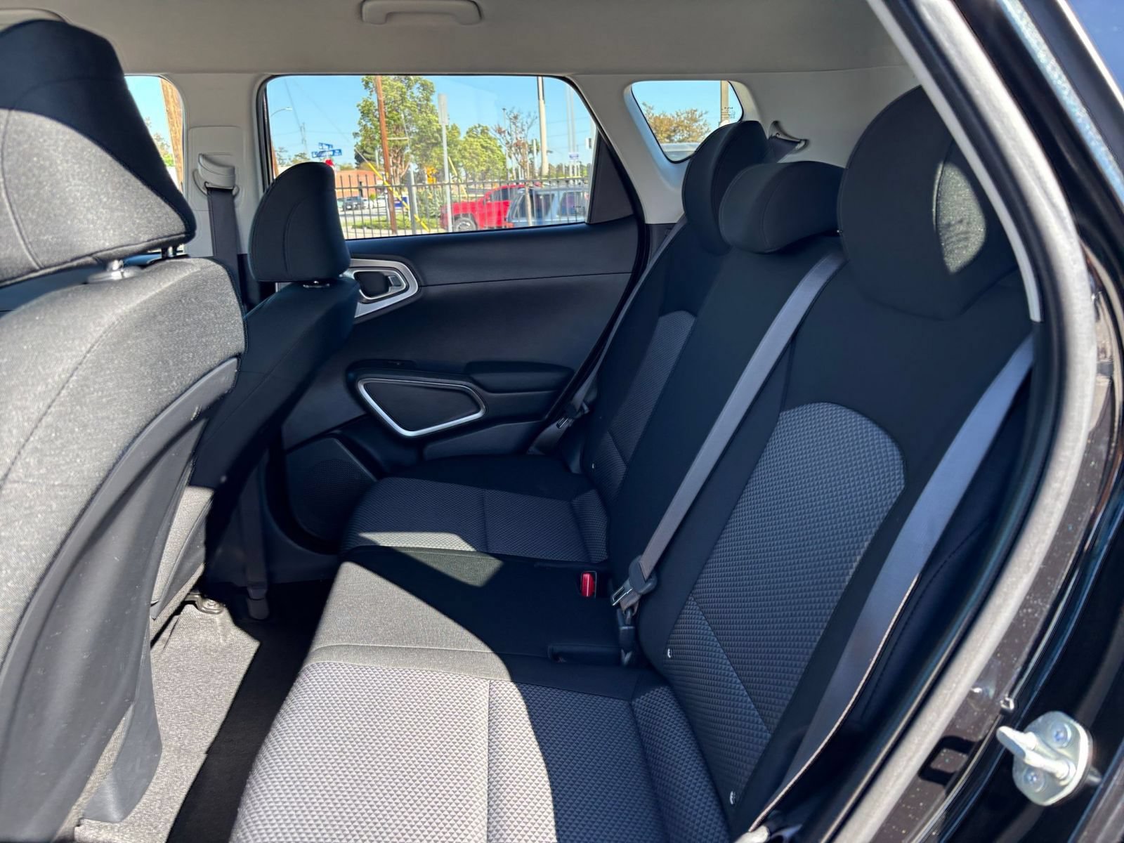 Used 2025 Kia Soul LX w/ LX Technology Package FWD image 25