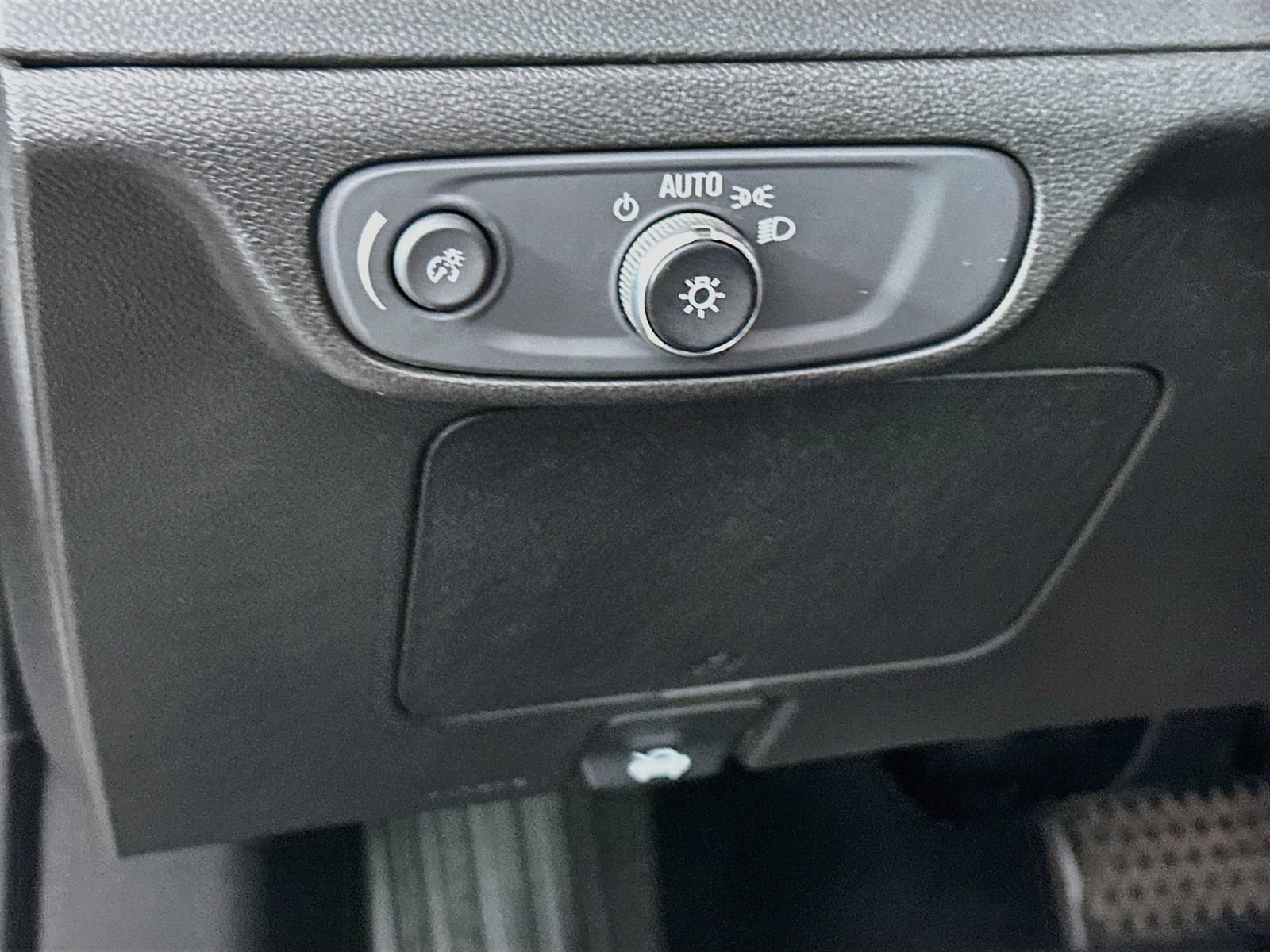 Used 2023 Chevrolet Bolt EUV LT w/ Convenience Package FWD image 11