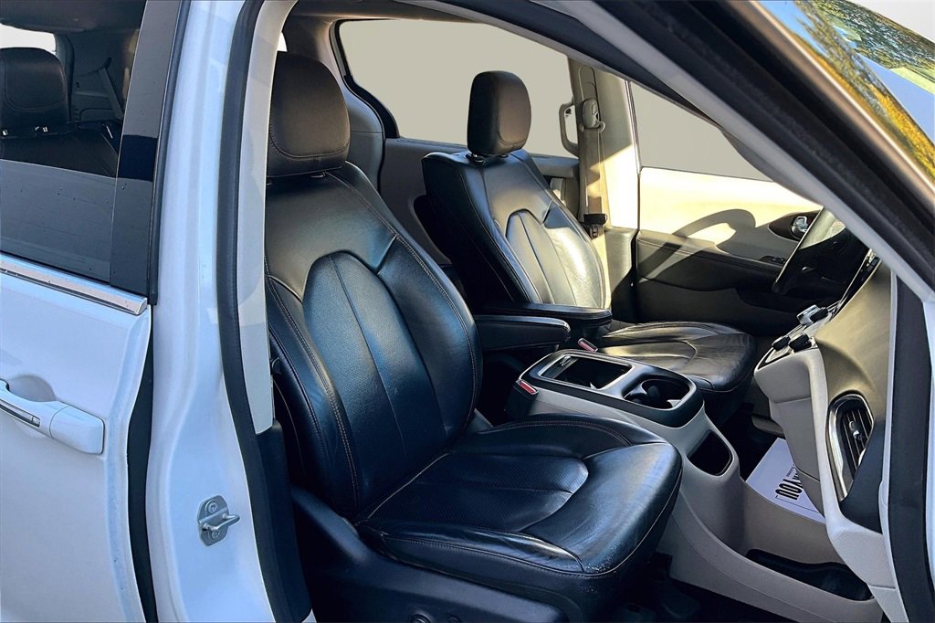 Used 2019 Chrysler Pacifica Touring-L Plus w/ Advanced Safetytec Group image 27