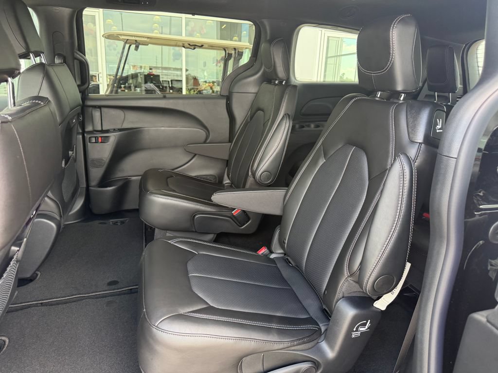 New 2027 Chrysler Pacifica Select FWD image 21