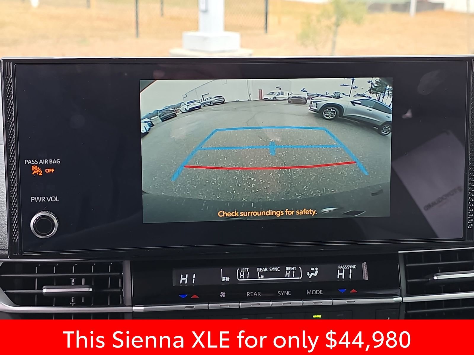 Used 2025 Toyota Sienna XLE image 31