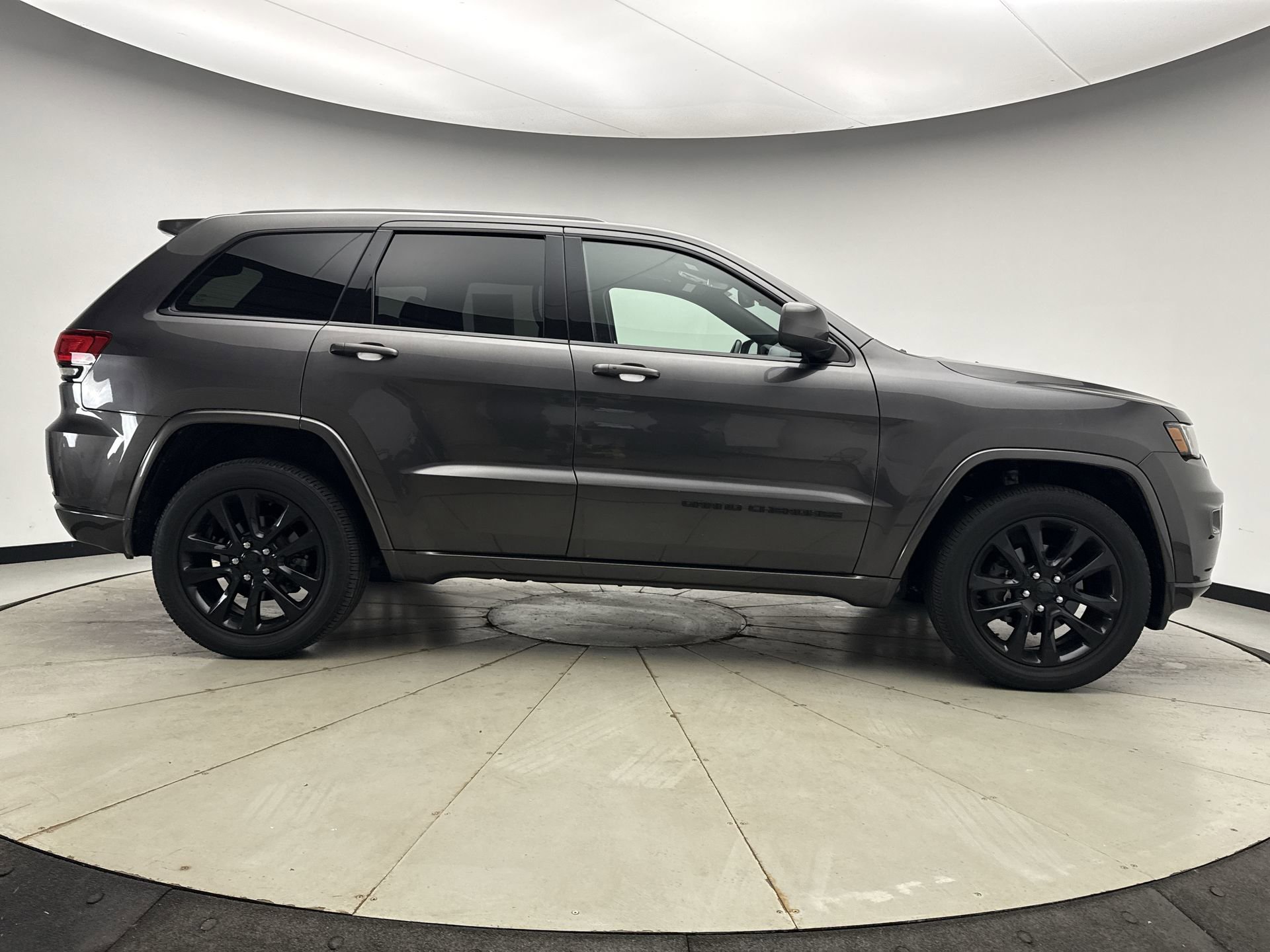 Used 2019 Jeep Grand Cherokee Altitude AWD/4WD image 6