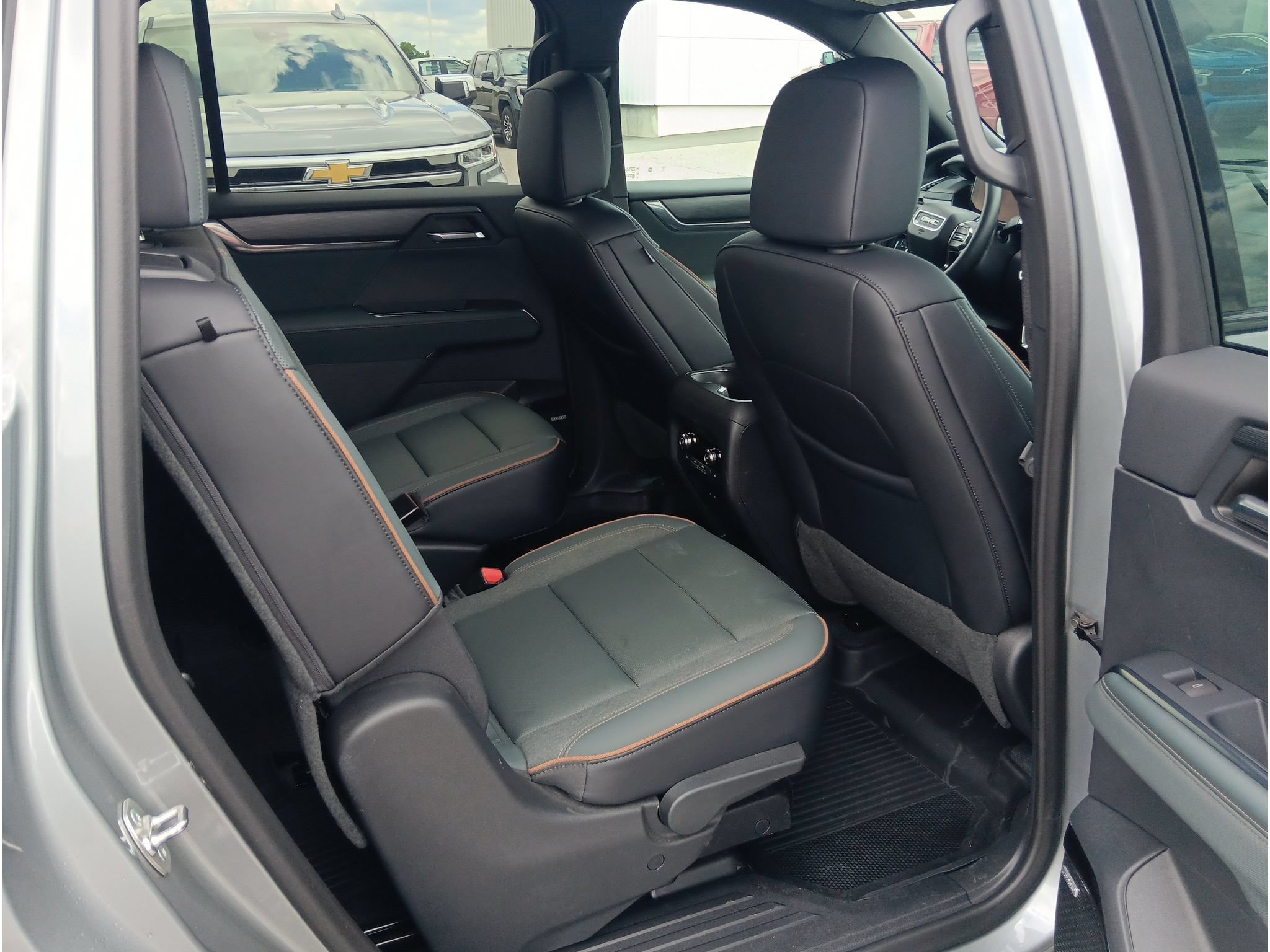 Used 2024 GMC Acadia AT4 w/ Luxury Package AWD/4WD image 18