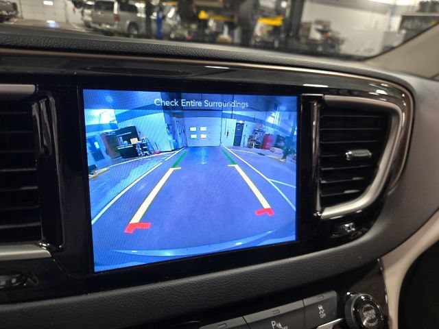 Used 2017 Chrysler Pacifica Touring-L FWD image 15
