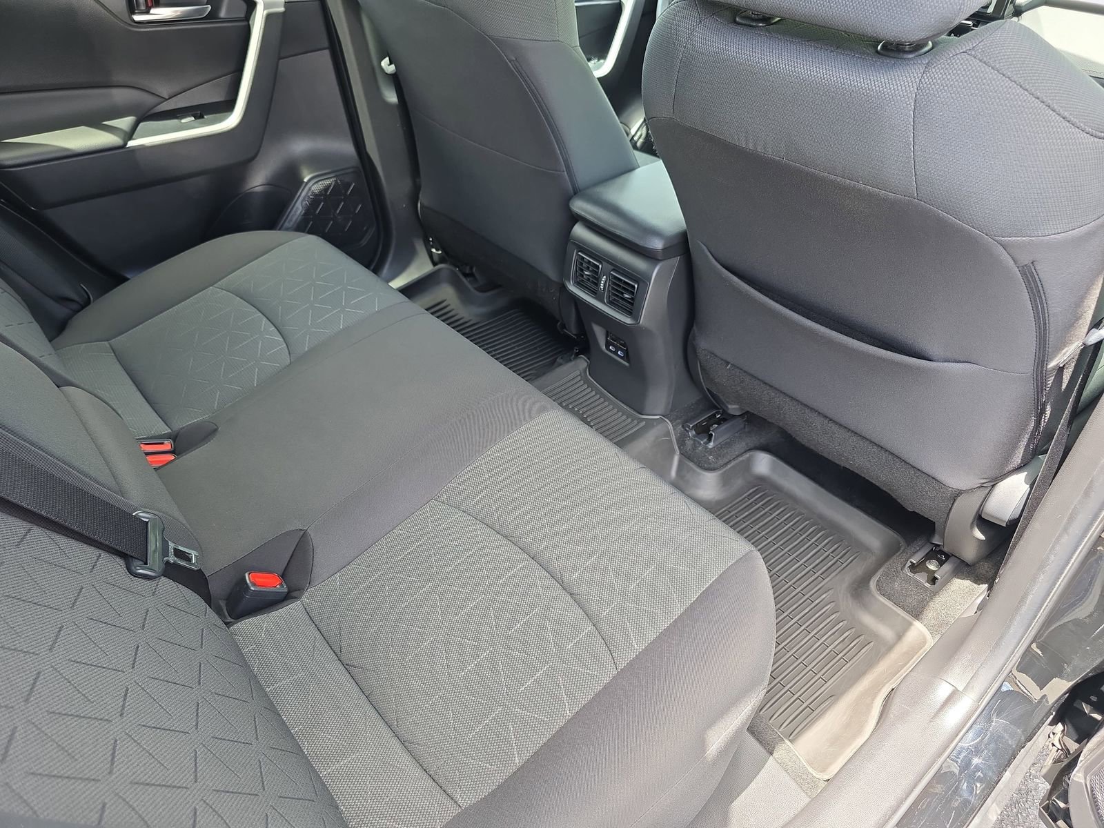 Used 2022 Toyota RAV4 XLE w/ Convenience Package FWD image 11