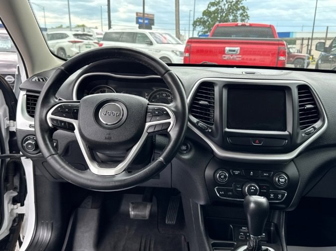Used 2018 Jeep Cherokee Latitude Plus FWD image 13