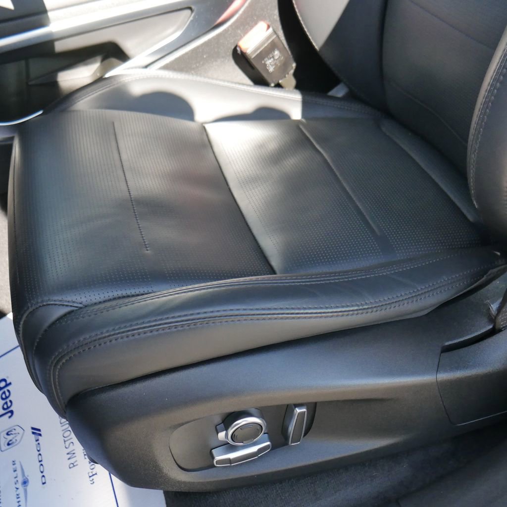 Used 2024 Jaguar F-PACE SVR image 35