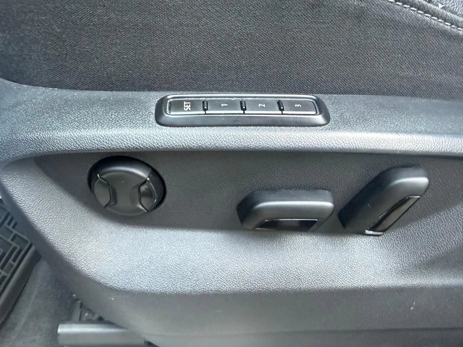 Used 2018 Volkswagen Atlas SEL FWD image 26