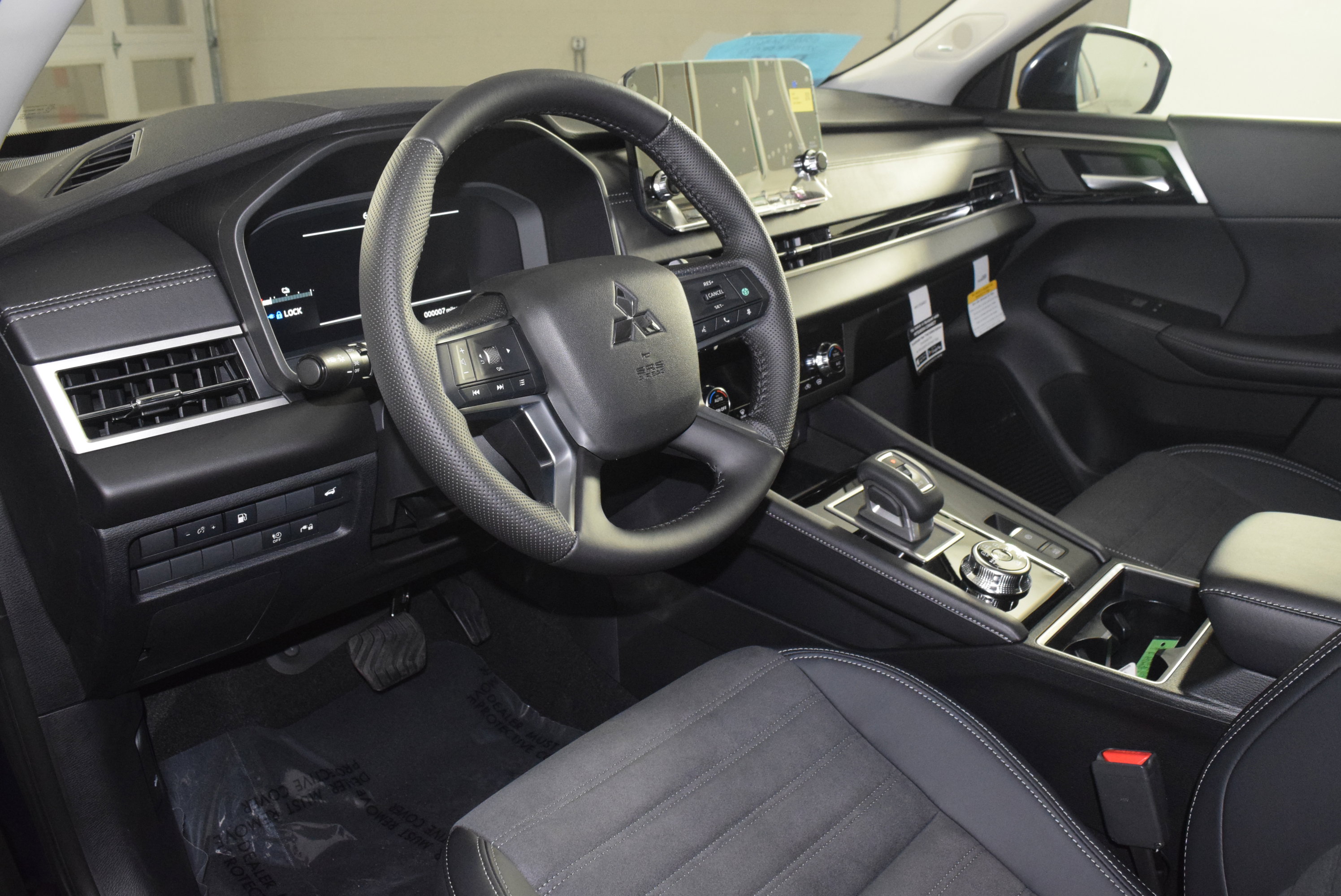 Used 2025 Mitsubishi Outlander SE image 2