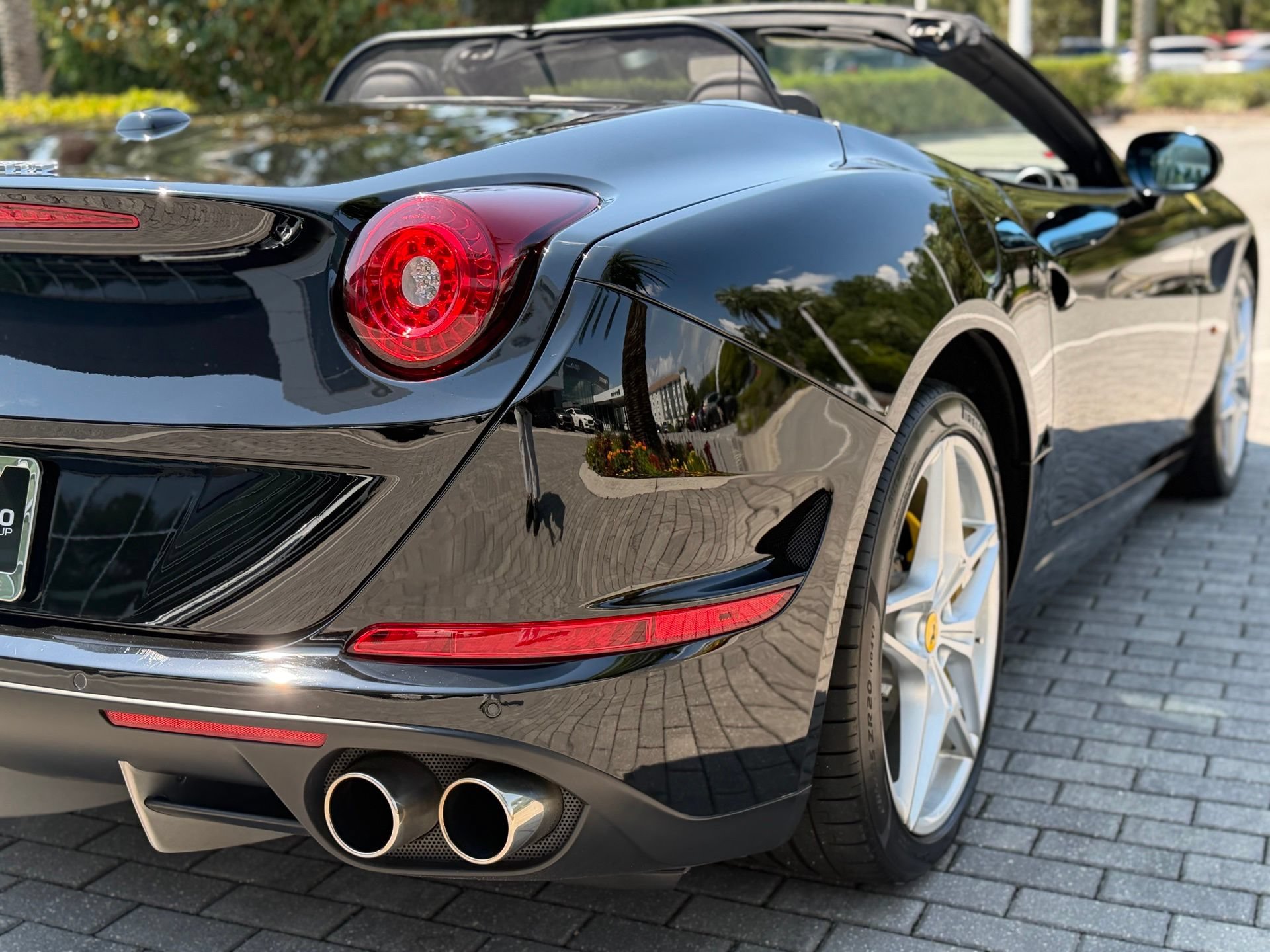 Used 2016 Ferrari California T RWD image 30