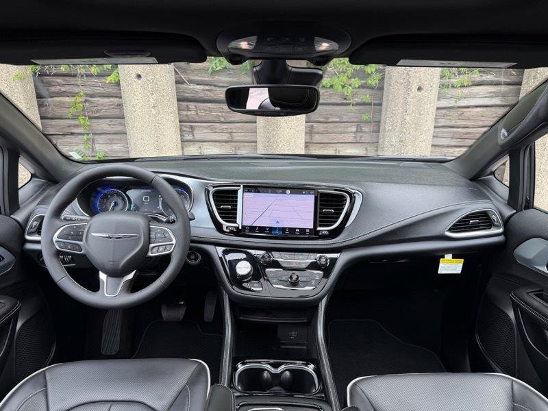 Used 2026 Chrysler Pacifica Limited FWD image 10