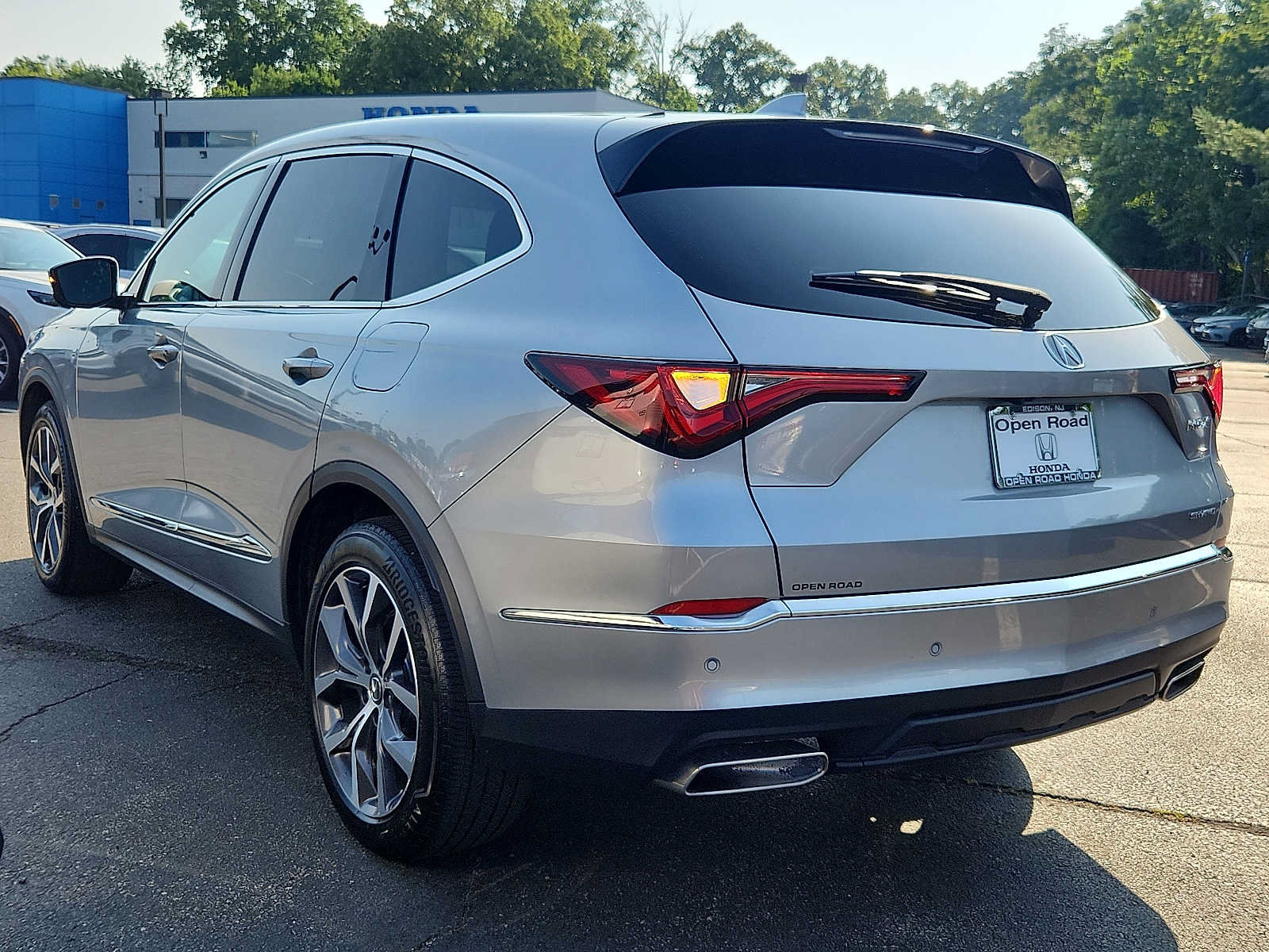 Used 2024 Acura MDX SH-AWD w/ Technology Package image 4